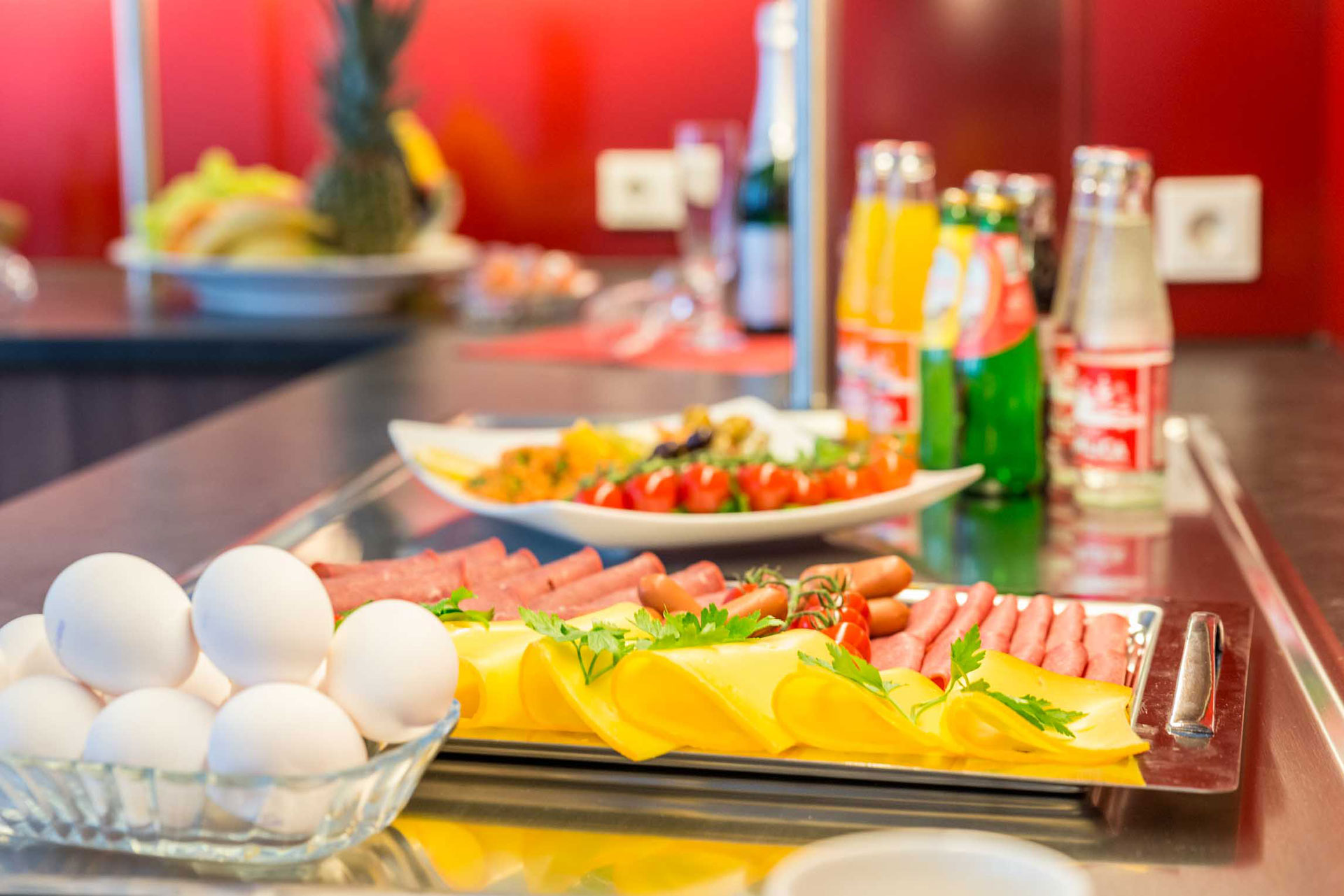 Reichhaltiges Frühstücksbuffet mit frischen Brötchen und Kaffee