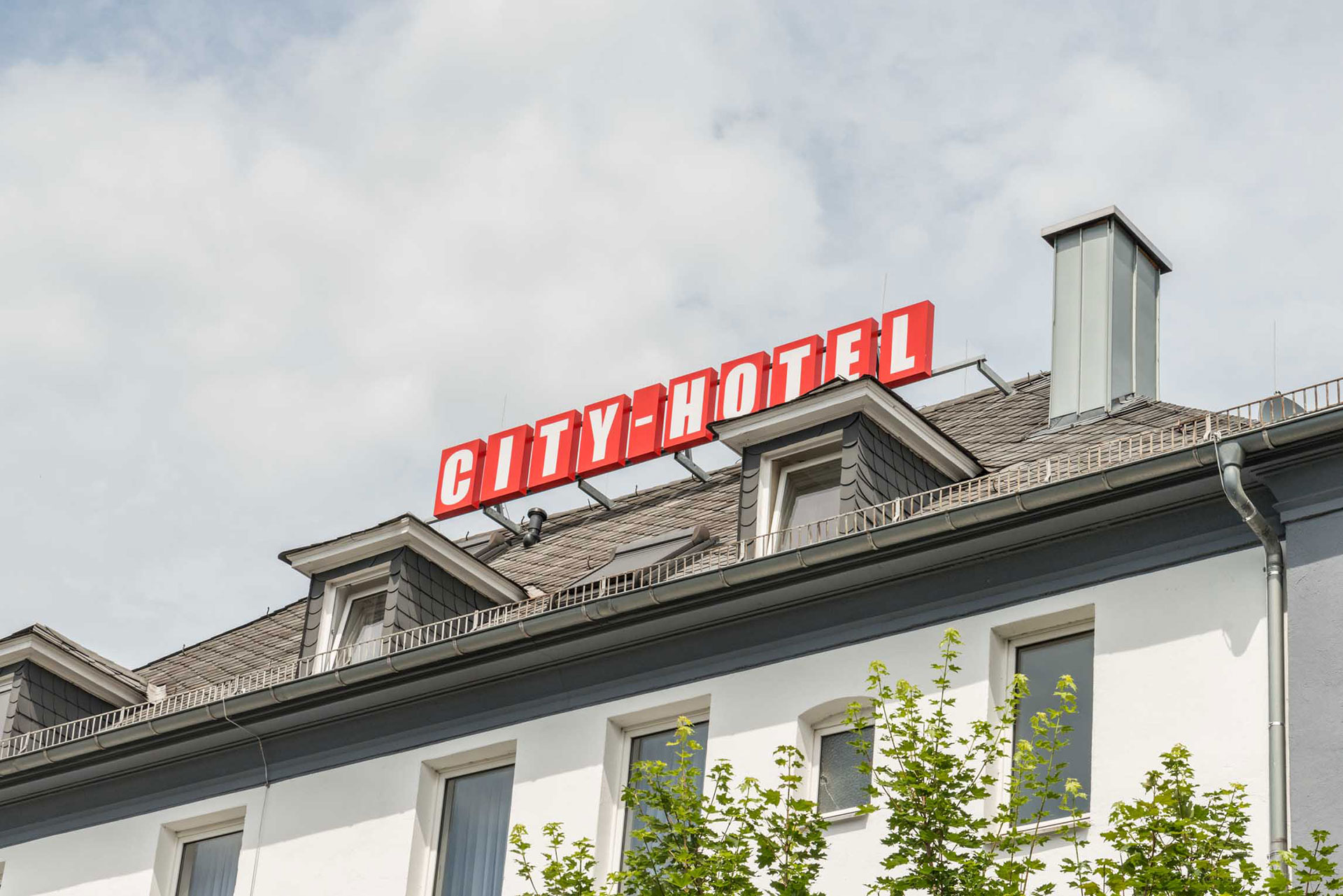 City-Hotel Wetzlar beleuchteter Schriftzug und Hoteleingang