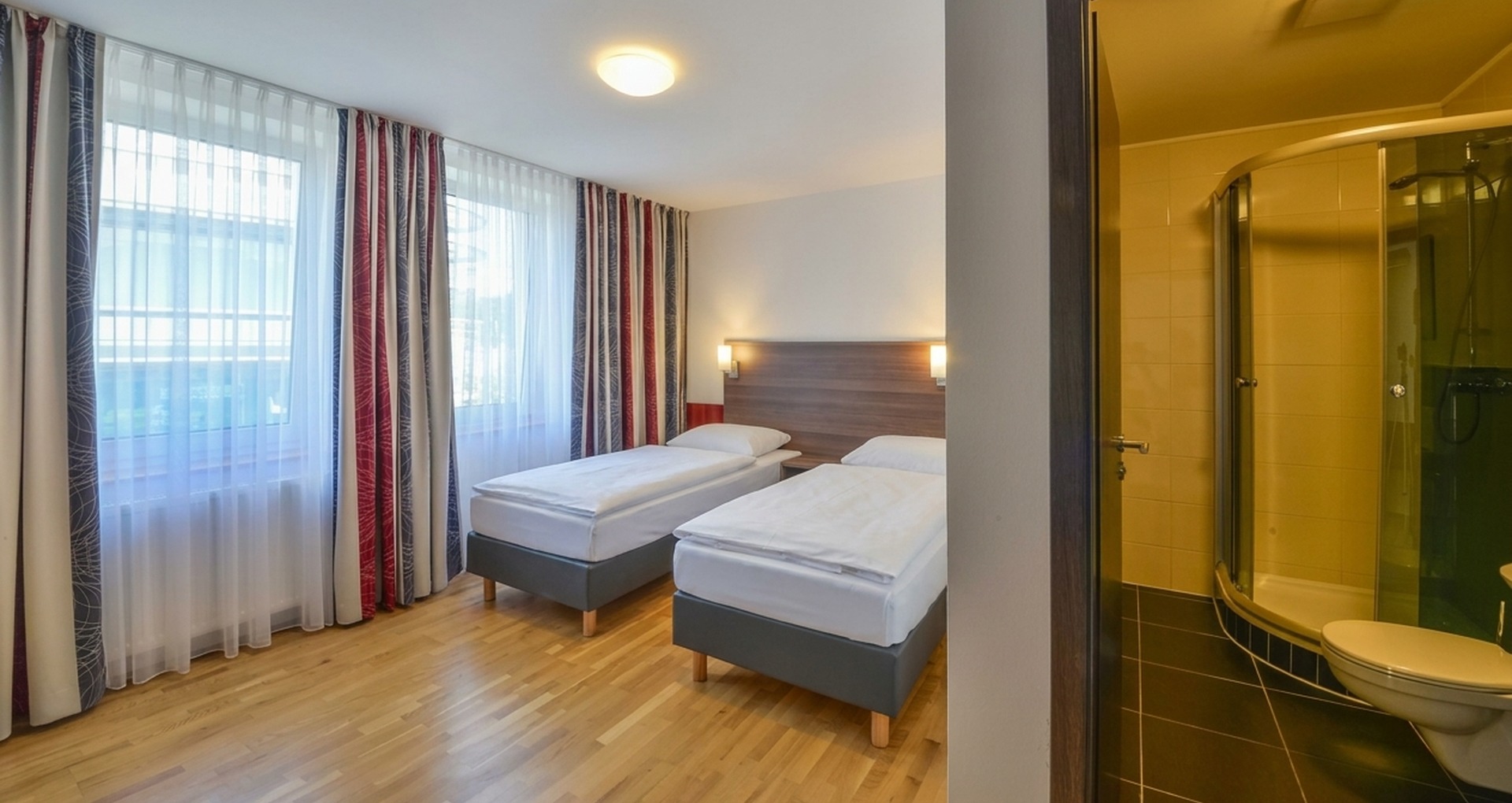 Helles Twin-Bett-Zimmer mit zwei Einzelbetten
