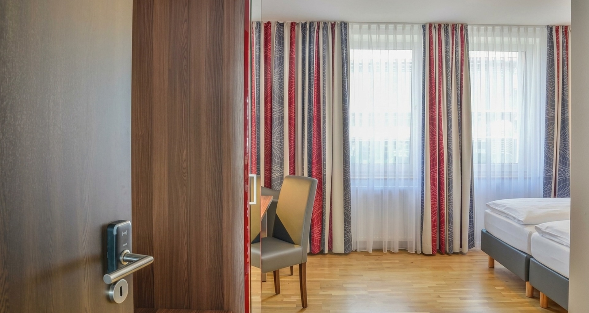 Zimmeransicht mit Garderobe und Schreibtisch
